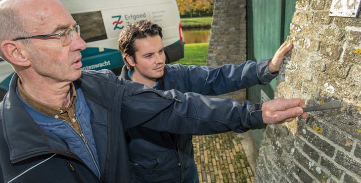 Monumentenwachters voeren een inspectie uit aan een molen.