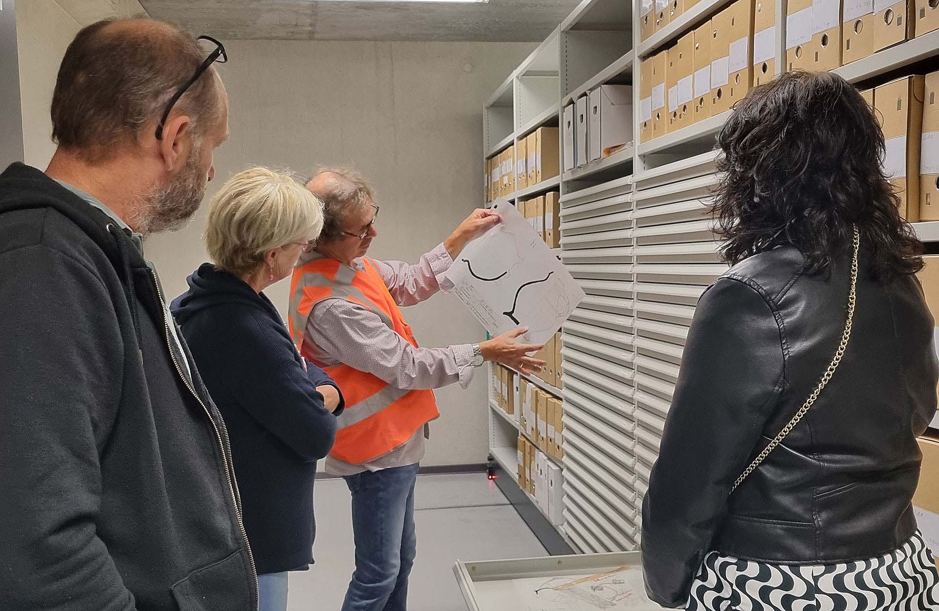 De documentatieruimte met dossiers van projecten, tekeningen en rapportages.