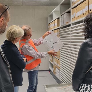 De documentatieruimte met dossiers van projecten, tekeningen en rapportages.