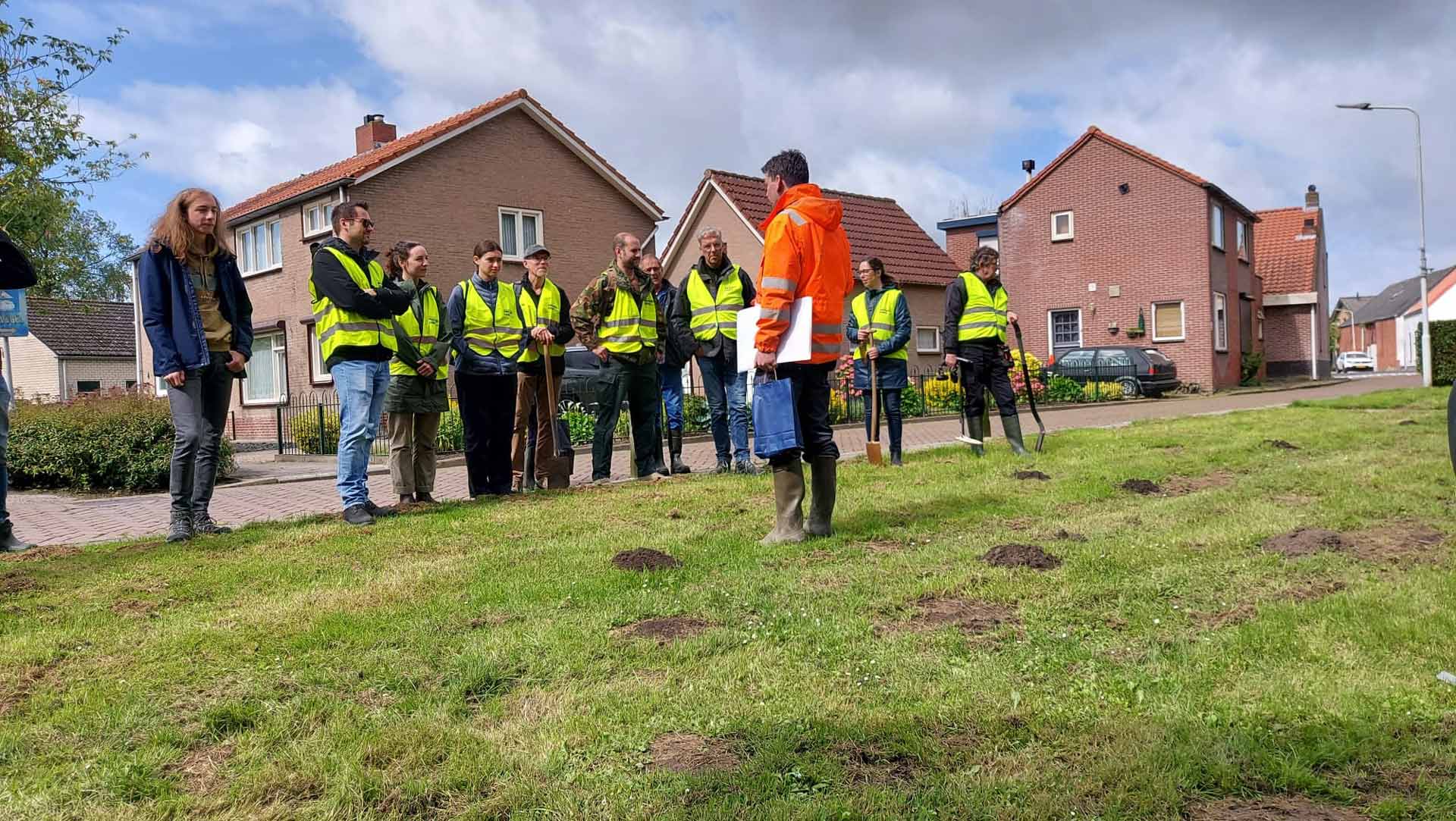 Voorafgaand aan het veldwerk krijgen de deelnemers een rondleiding.