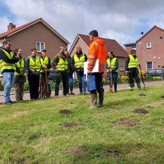 Voorafgaand aan het veldwerk krijgen de deelnemers een rondleiding.