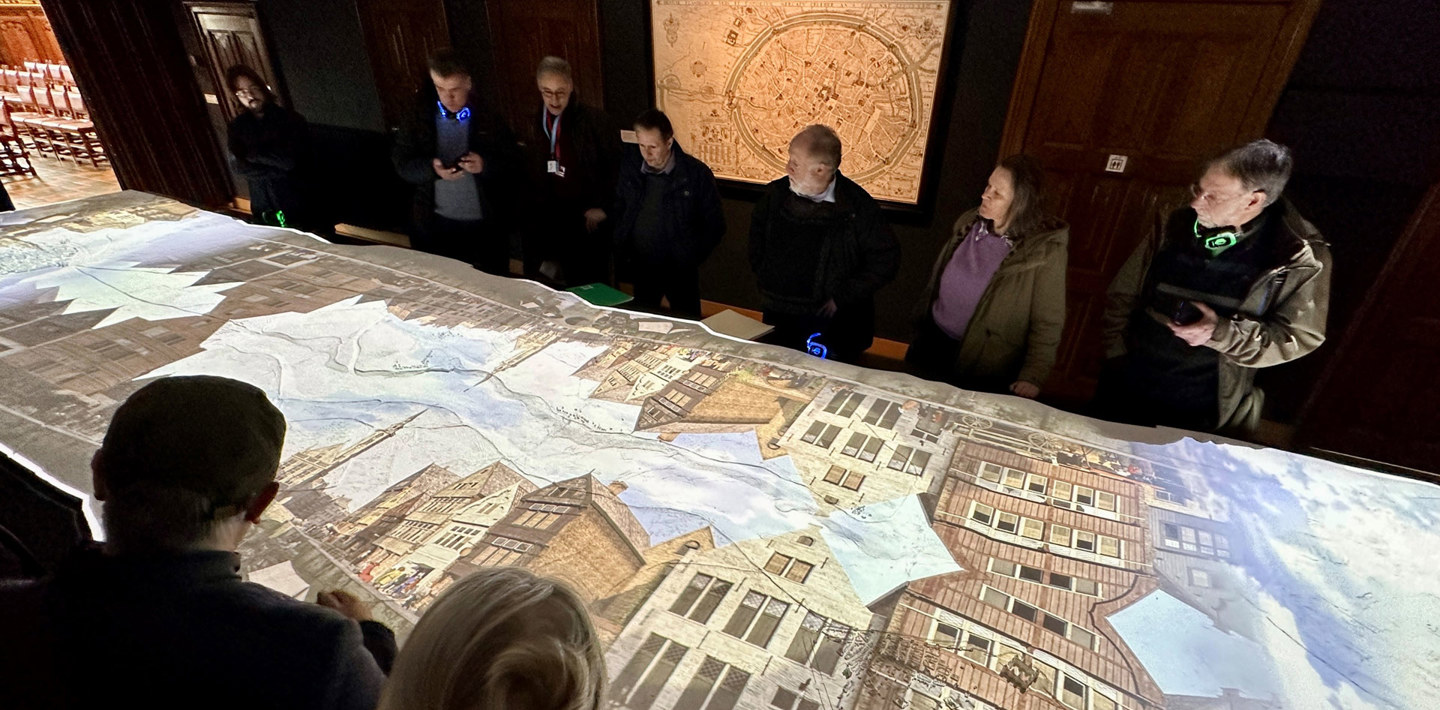 Tijdens een excursie bekijkt de Vlaams-Nederlandse Werkgroep Erfgoed een tijdelijke tentoonstelling in het Groeningemuseum in Brugge.