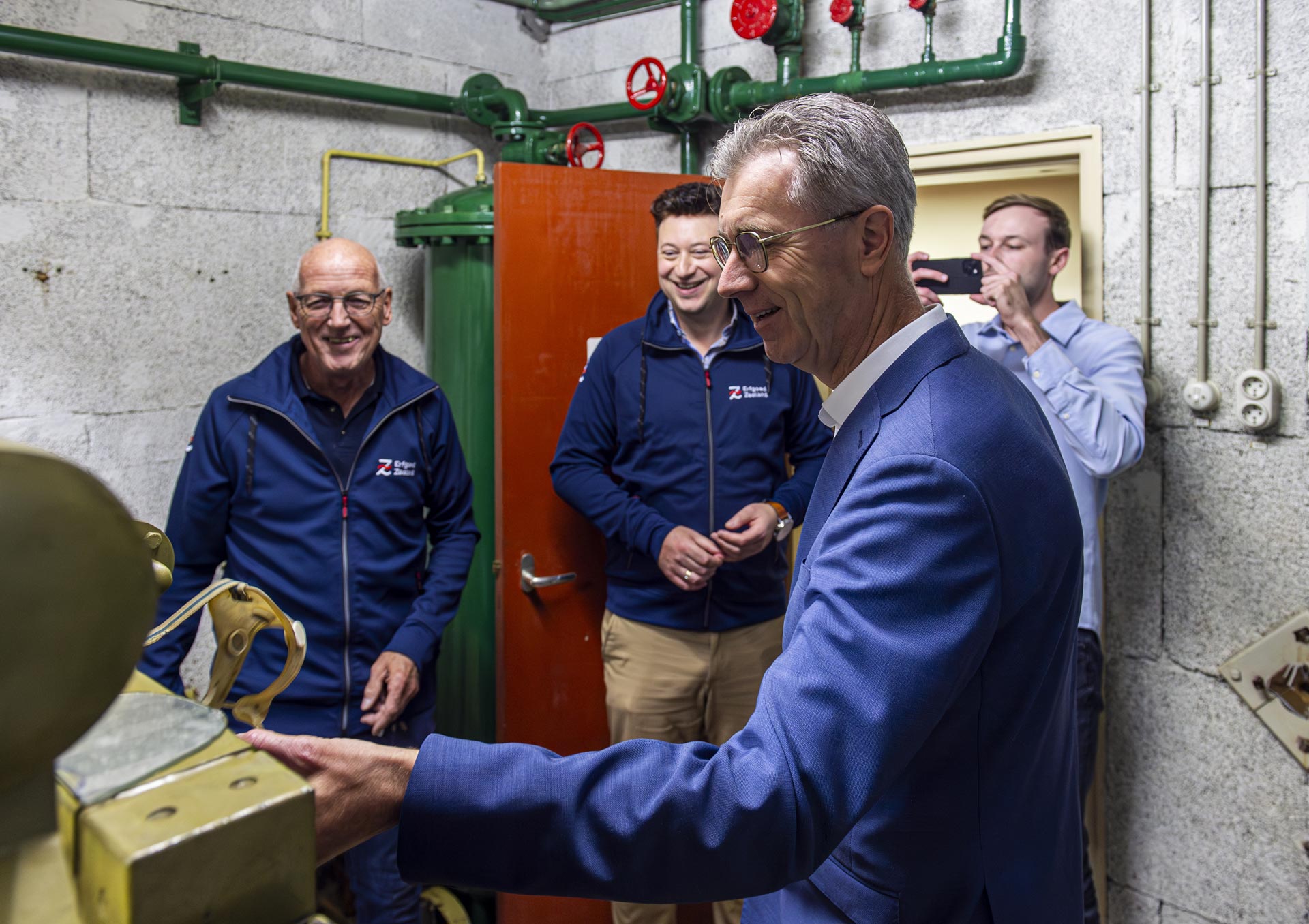 Harry van der Maas ontdekt een oude veiligheidsbril in de generatorruimte.