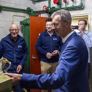 Harry van der Maas ontdekt een oude veiligheidsbril in de generatorruimte.