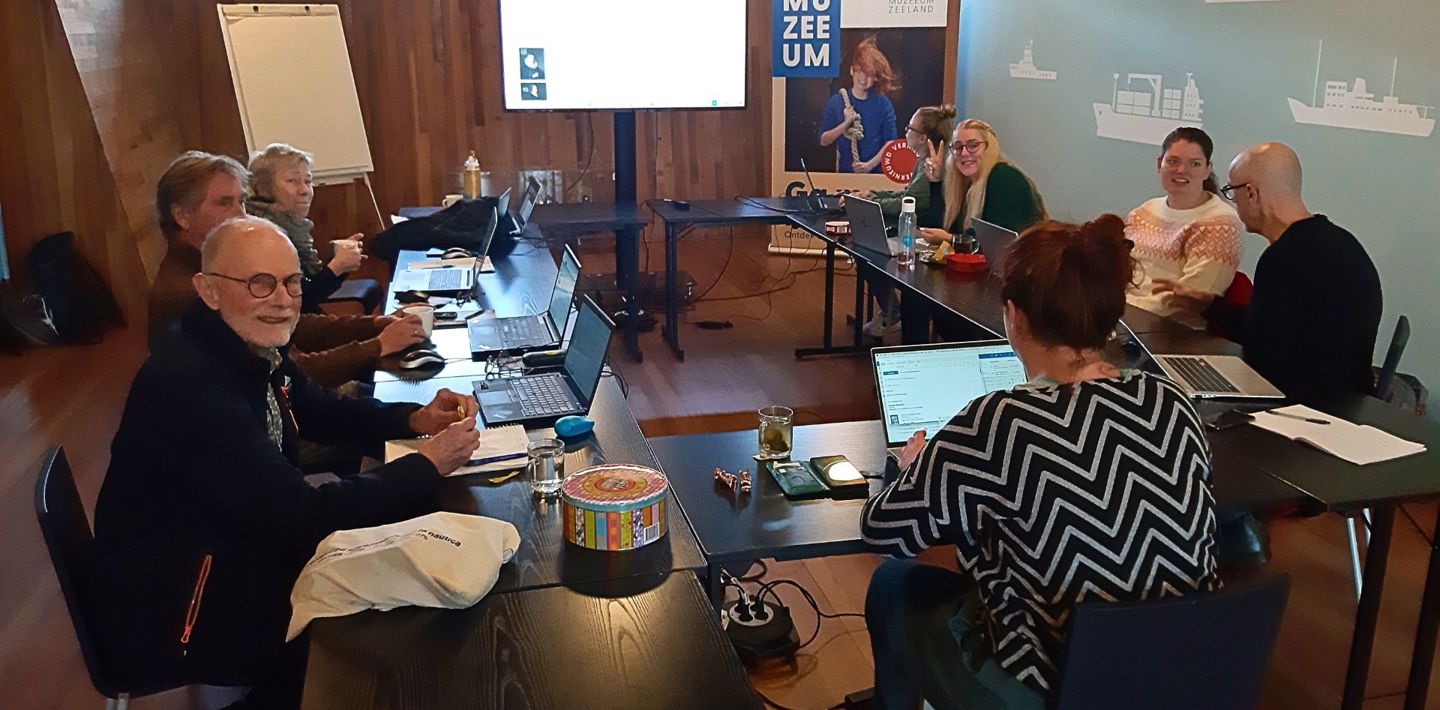 Cursisten van Zeeuwse erfgoedinstellingen krijgen uitleg over het collectieregistratiesysteem Atlantis