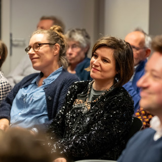 Het publiek luisterde aandachtig toe.