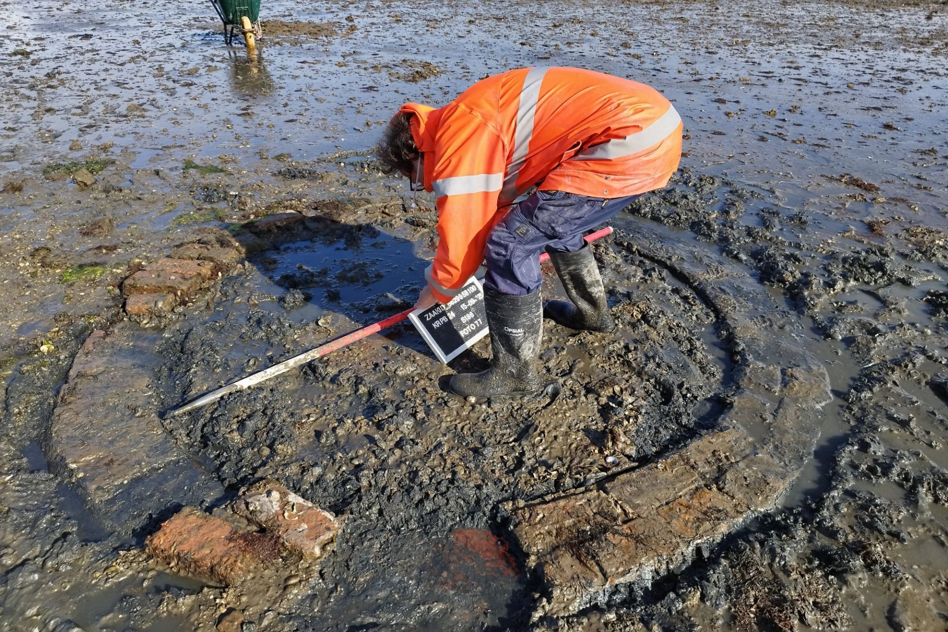 Opmeting van een waterput in Nieuwlande.