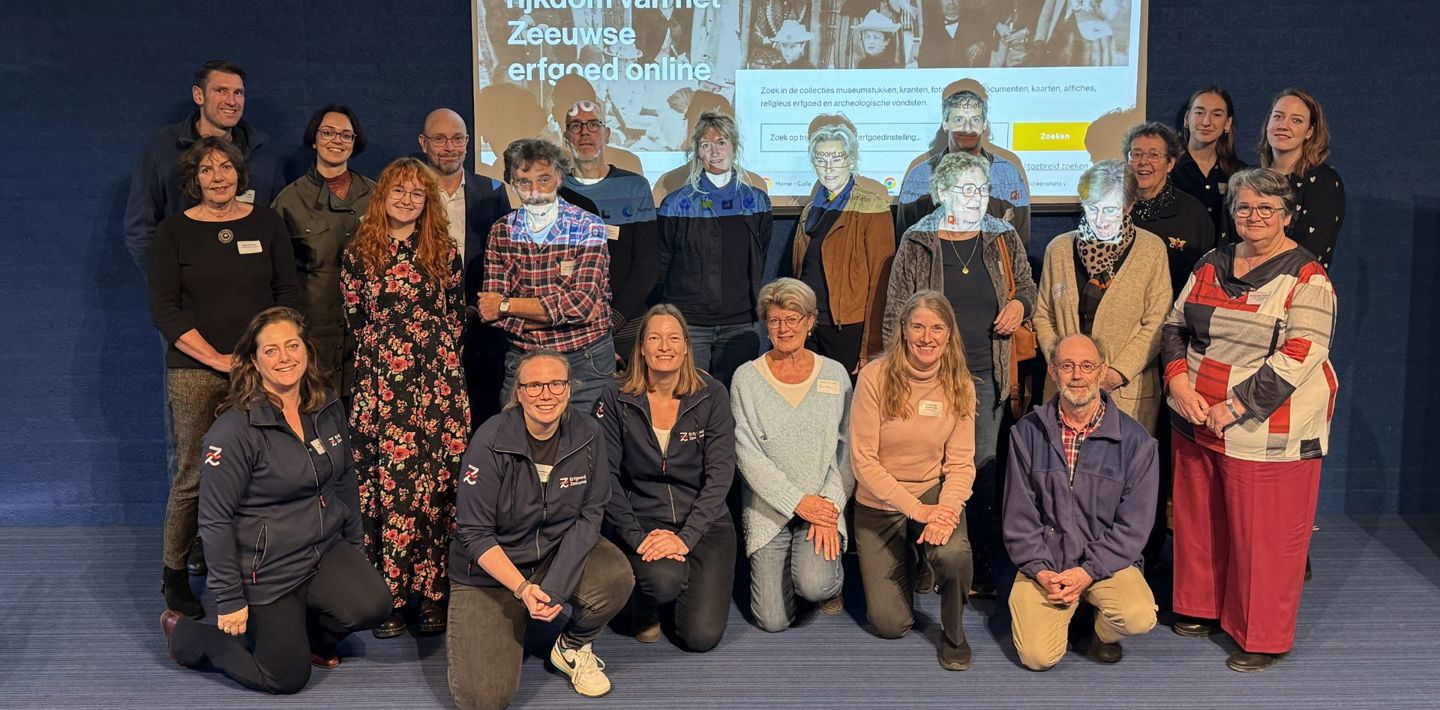 Het projectteam Zeeuws Erfgoedplatform poseert trots voor de preview van website Collectie Zeeland.