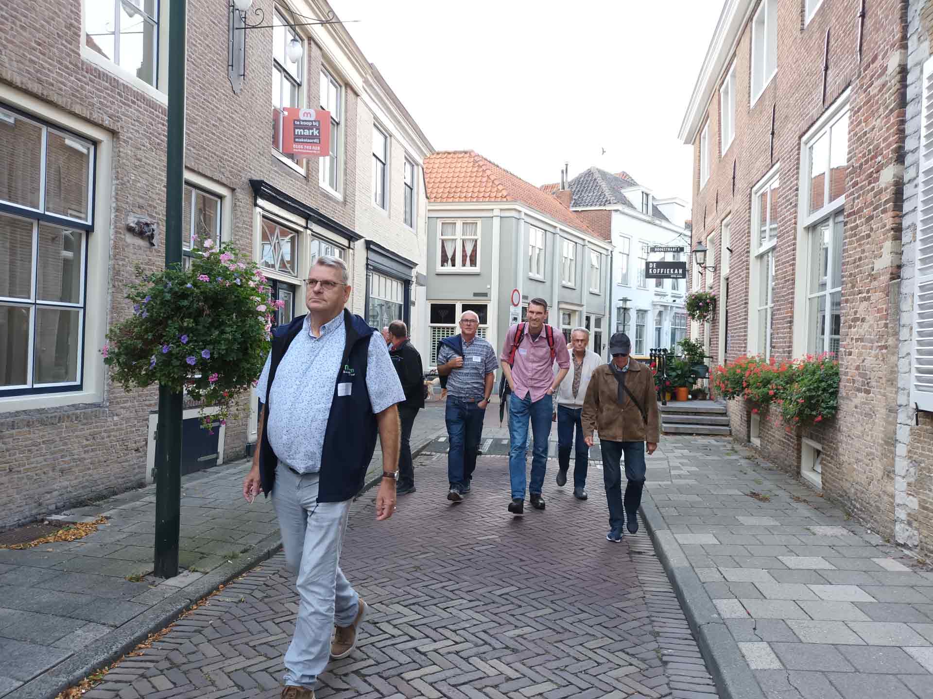 Na het eerste deel van het programma was het tijd voor de excursies. Deze groep ging met rondleider Leen mee met de stadswandeling door Tholen.
