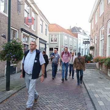 Na het eerste deel van het programma was het tijd voor de excursies. Deze groep ging met rondleider Leen mee met de stadswandeling door Tholen.