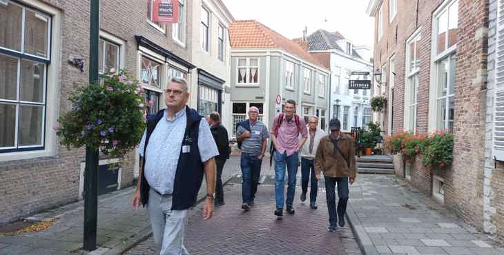 Na het eerste deel van het programma was het tijd voor de excursies. Deze groep ging met rondleider Leen mee met de stadswandeling door Tholen.