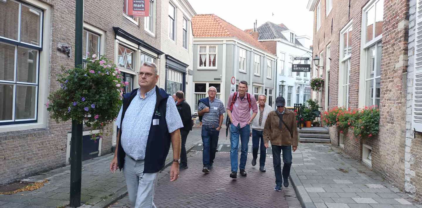 Na het eerste deel van het programma was het tijd voor de excursies. Deze groep ging met rondleider Leen mee met de stadswandeling door Tholen.