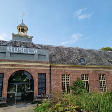 De buitenzijde van museum Terra Maris.