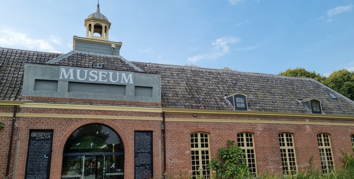 De buitenzijde van museum Terra Maris.