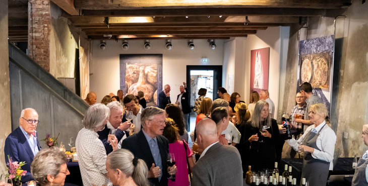 Gedurende de borrel aan het einde van de contactdag 2023 wordt er gezellig nagepraat. 