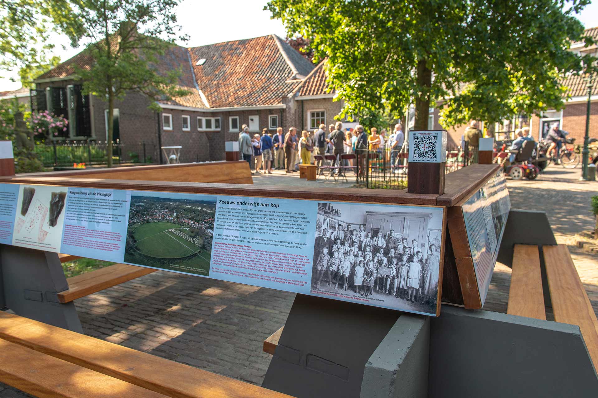 Ankerplaats met klapbank bij Museum De Burghse Schoole in Burgh-Haamstede, ingericht in 2019. 