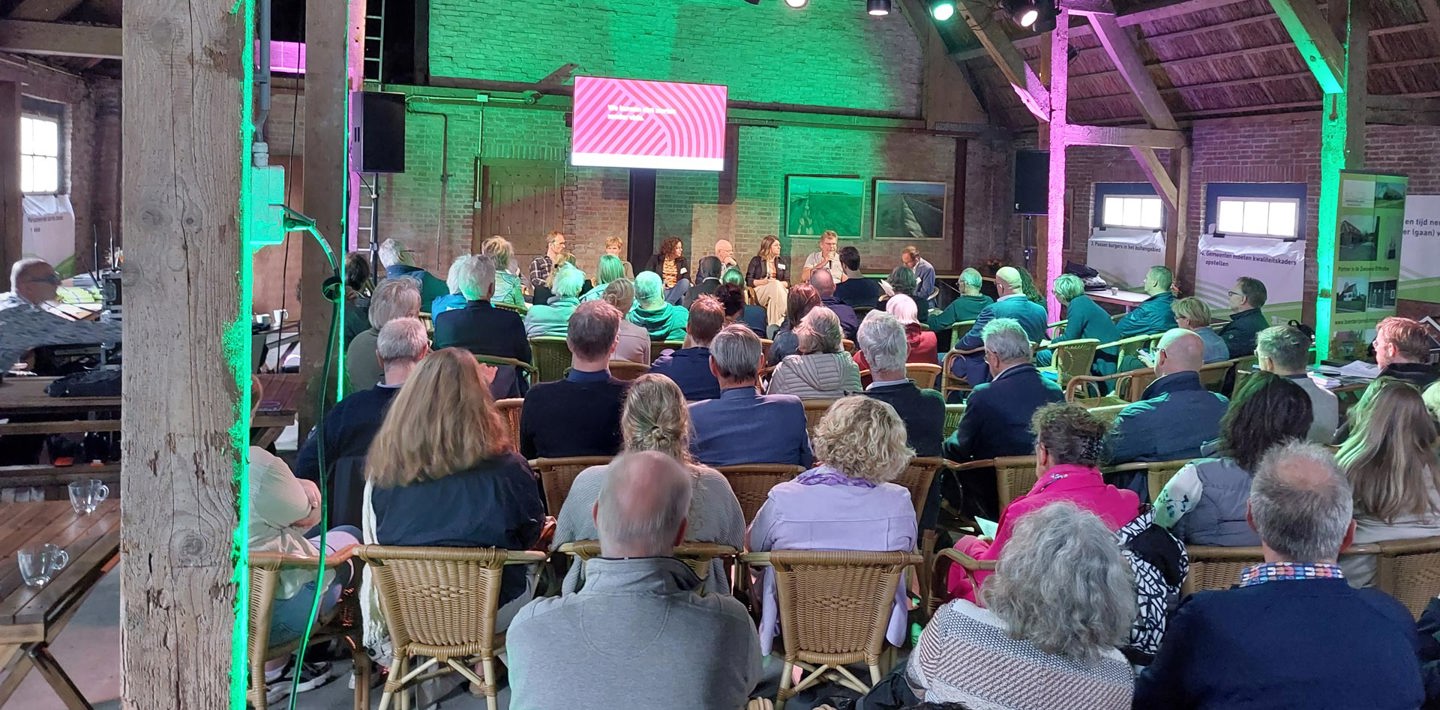 In ’t Hof de Dierik in Oudelande samen discussiëren over de toekomst van boerderijen tijdens de Top Agrarisch Erfgoed.