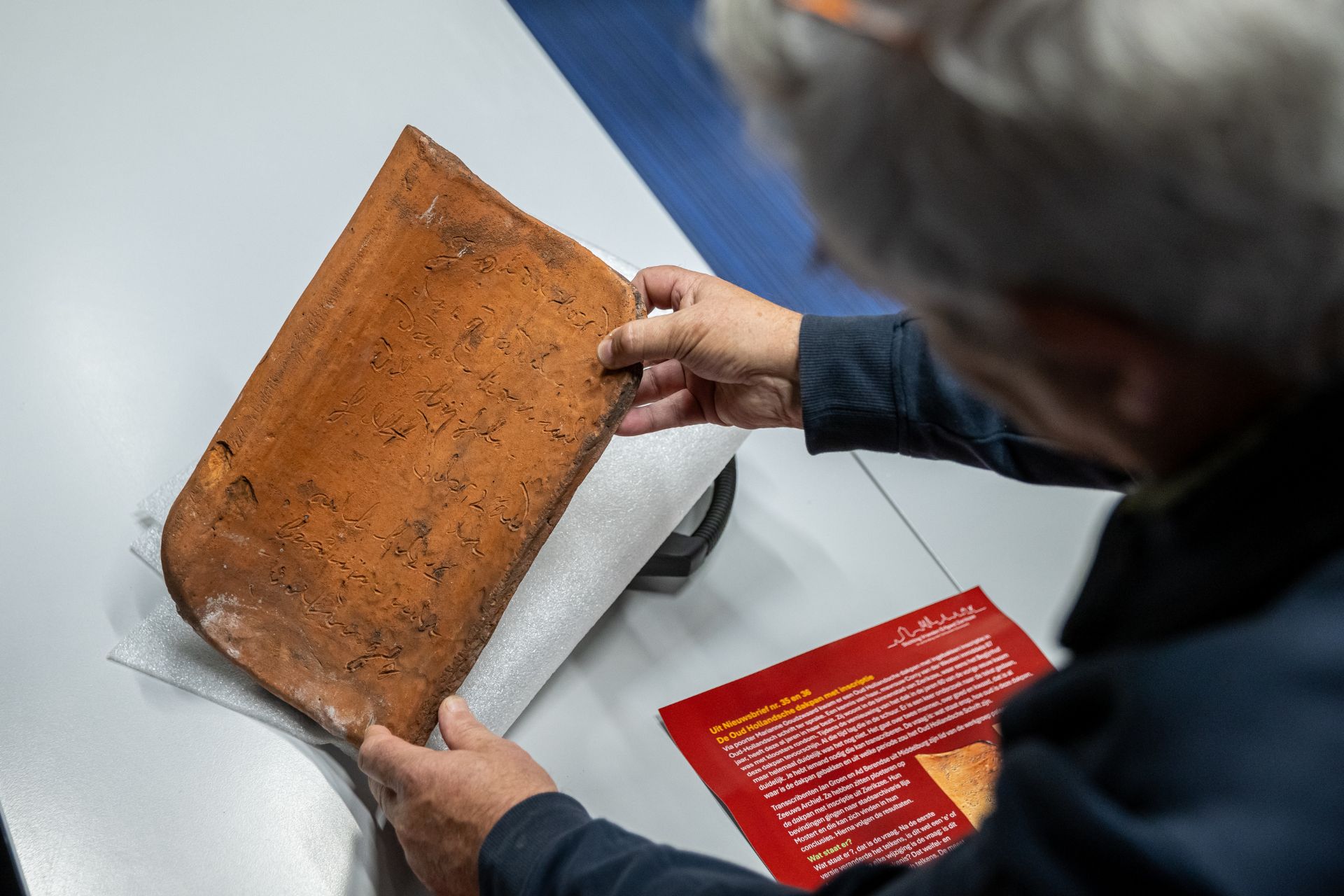 Stichting Vrienden Erfgoed Zierikzee nam een bijzonder pareltje mee. In de eeuwenoude dakpan werd in de nog natte klei een tekst geschreven. 