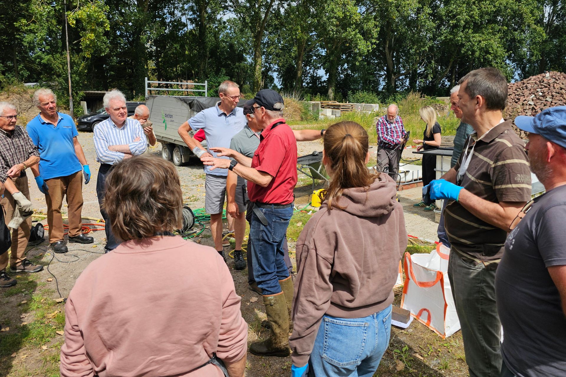 Uitleg over de projectaanpak op het terrein van de brandweerkazerne in Aardenburg.
