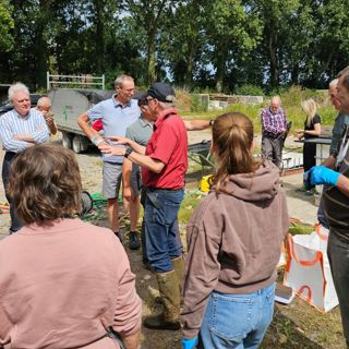 Uitleg over de projectaanpak op het terrein van de brandweerkazerne in Aardenburg.