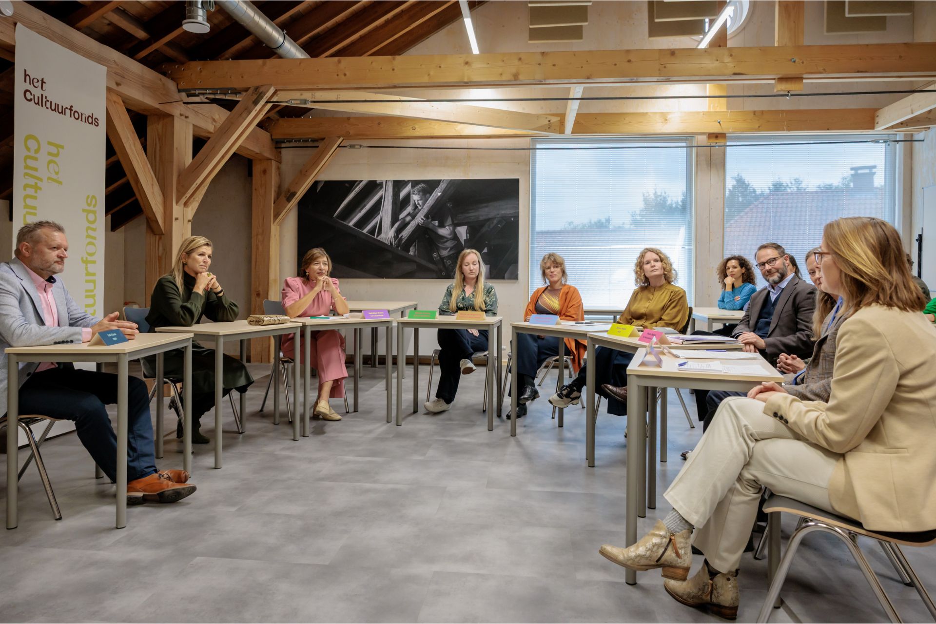 Koningin Máxima in gesprek met specialisten van diverse erfgoedorganisaties.