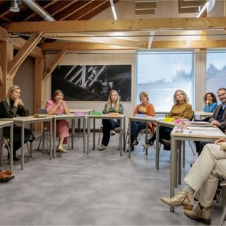 Koningin Máxima in gesprek met specialisten van diverse erfgoedorganisaties.