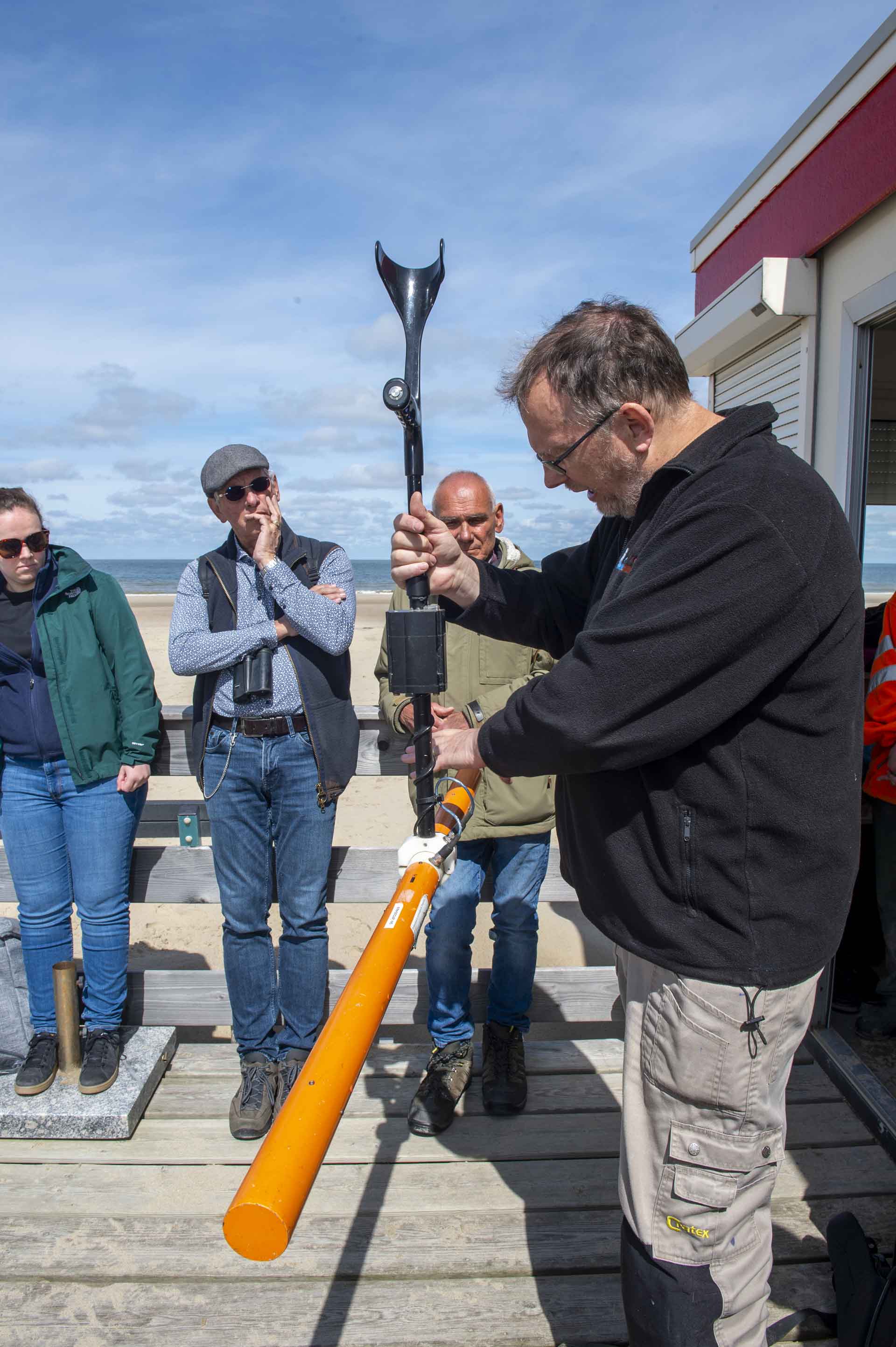 Joep Orbons van ArcheoPro geeft uitleg over een meetinstrument.