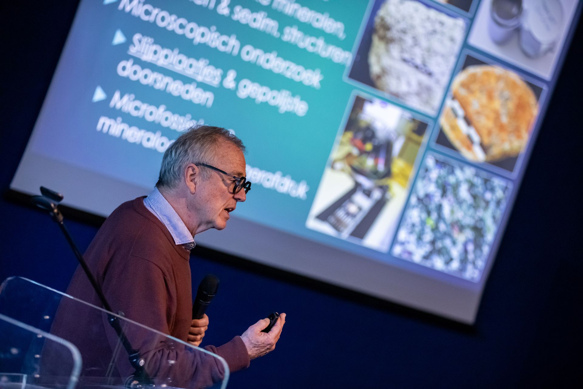 Roland Dreesen toont de wereld van de gesteenten en ontrafelt stap voor stap op welke stranden van Engeland, Frankrijk en Denemarken de ballaststenen van Sint Anne ter Muiden werden opgeraapt.