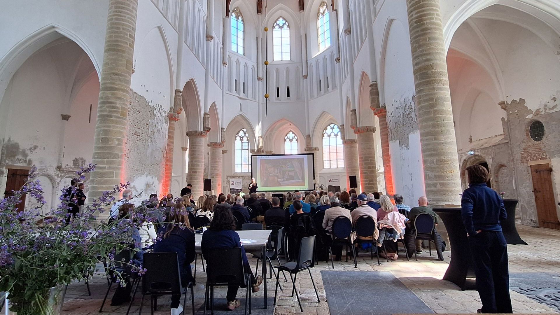 Deelnemers in de Erfgoed Ontmoetdag 2025 in de Grote of Sint Nicolaaskerk in Brouwershaven.
