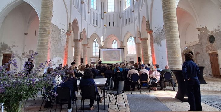 Deelnemers in de Erfgoed Ontmoetdag 2025 in de Grote of Sint Nicolaaskerk in Brouwershaven.