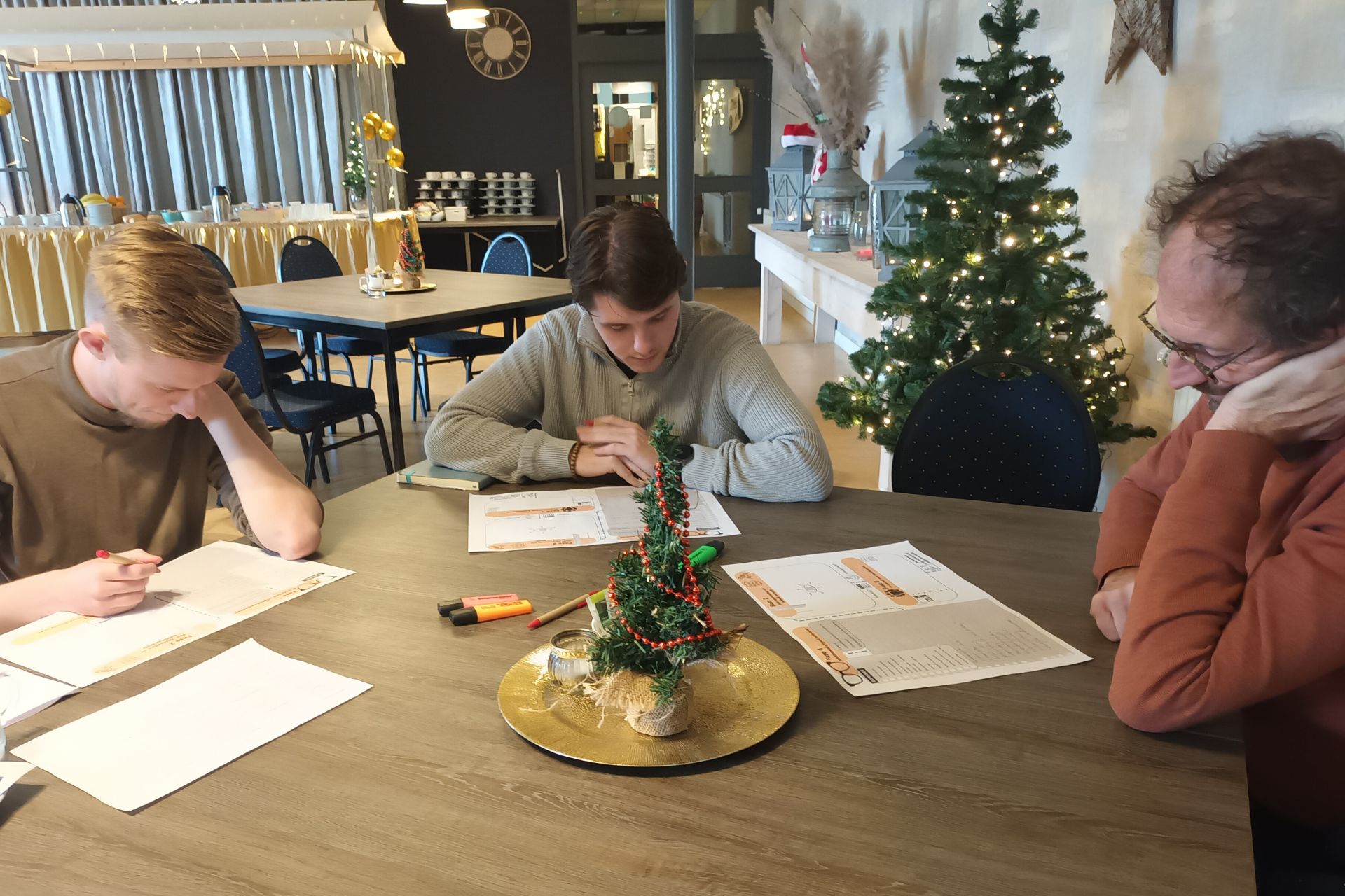 Druk overleg tussen deelnemers tijdens de werksessie