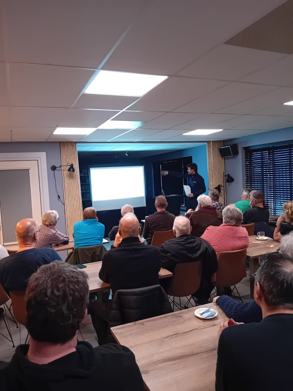 Bezoekers luisteren naar de lezing van Karel-Jan Kerkhaert (foto Katrien Kerkhaert).