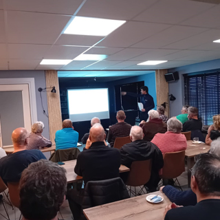 Bezoekers luisteren naar de lezing van Karel-Jan Kerkhaert (foto Katrien Kerkhaert).