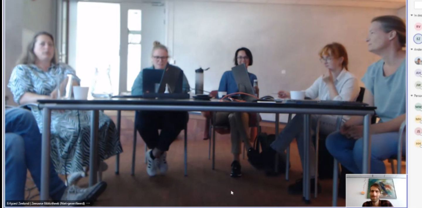 Leden van het projectteam Zeeuws Erfgoedplatform krijgen online uitleg over de beheermodule van Collectie Zeeland.