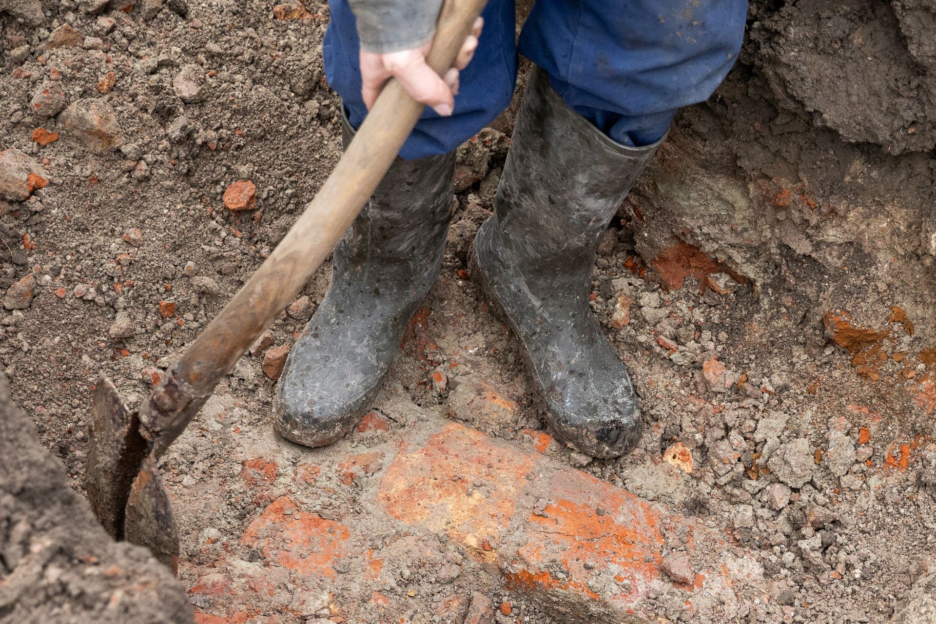 Het onderzoek legde ook een muur bloot (foto Wesley Versteeg).