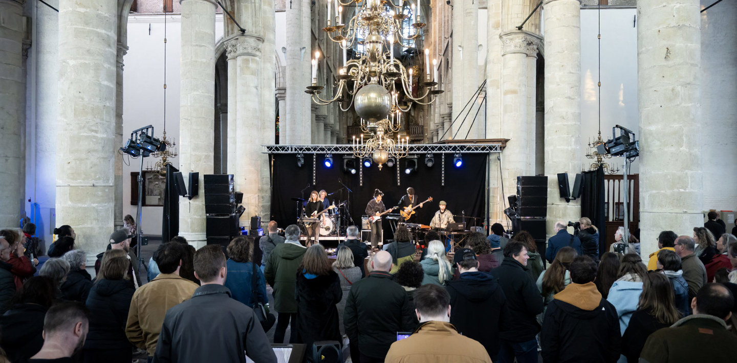 PopMonument brengt een jong en divers publiek naar bijzondere locaties zoals de Grote Kerk in Goes in 2023.