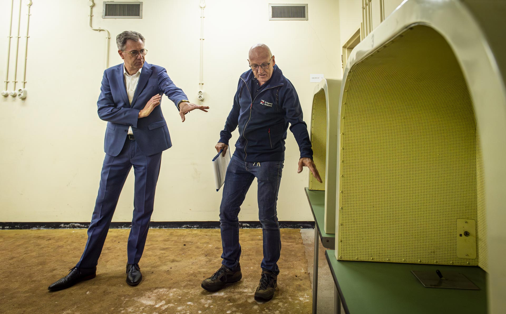 Harry van der Maas en Wim Jakobsen in de voormalige telefonieruimte.