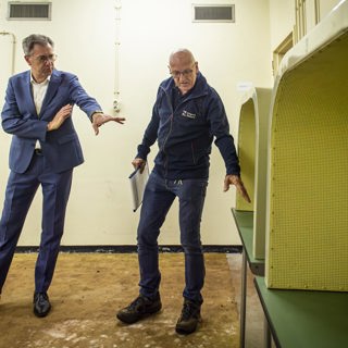 Harry van der Maas en Wim Jakobsen in de voormalige telefonieruimte.