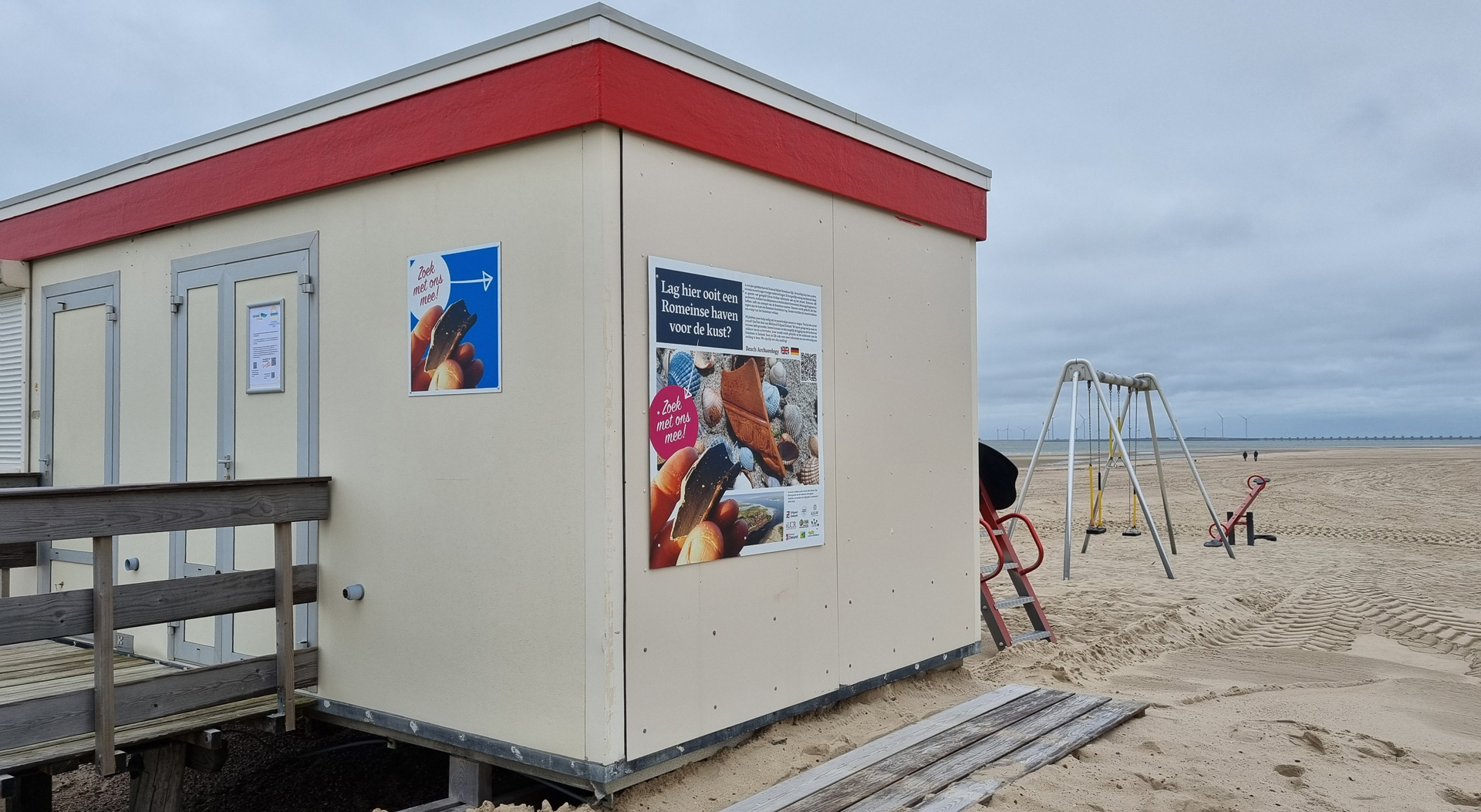 De borden aan de strandpost van Oranjezon van Strandexploitatie Veere bij Vrouwenpolder.