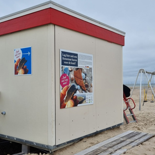 De borden aan de strandpost van Oranjezon van Strandexploitatie Veere bij Vrouwenpolder.
