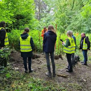 Bij een profielput krijgen vrijwilligers uitleg over het doel van het onderzoek.