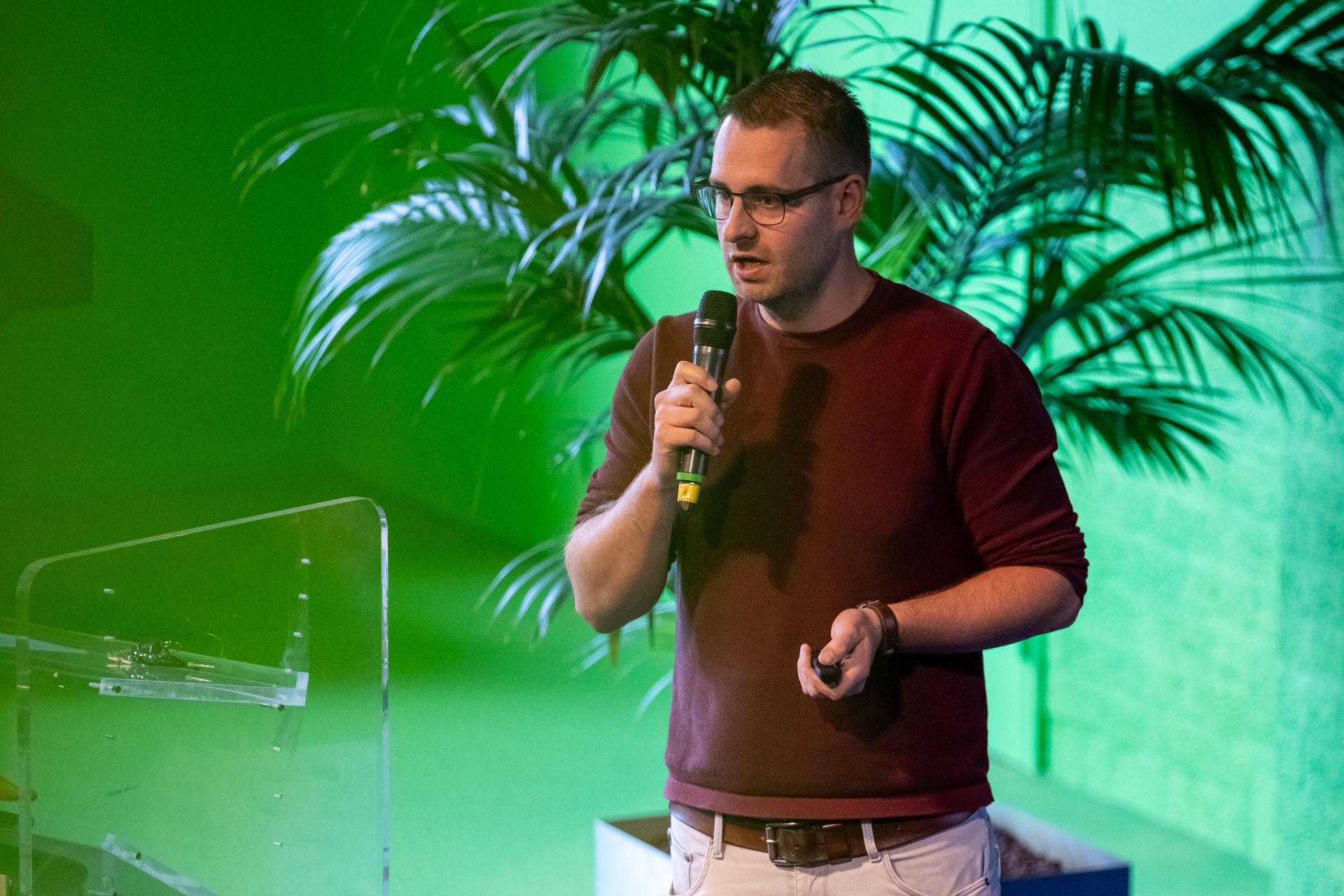 Max van Huijgevoort gaf een presentatie over hoe geofysisch onderzoek de mogelijkheid biedt om digitale bodemprofielen te maken.