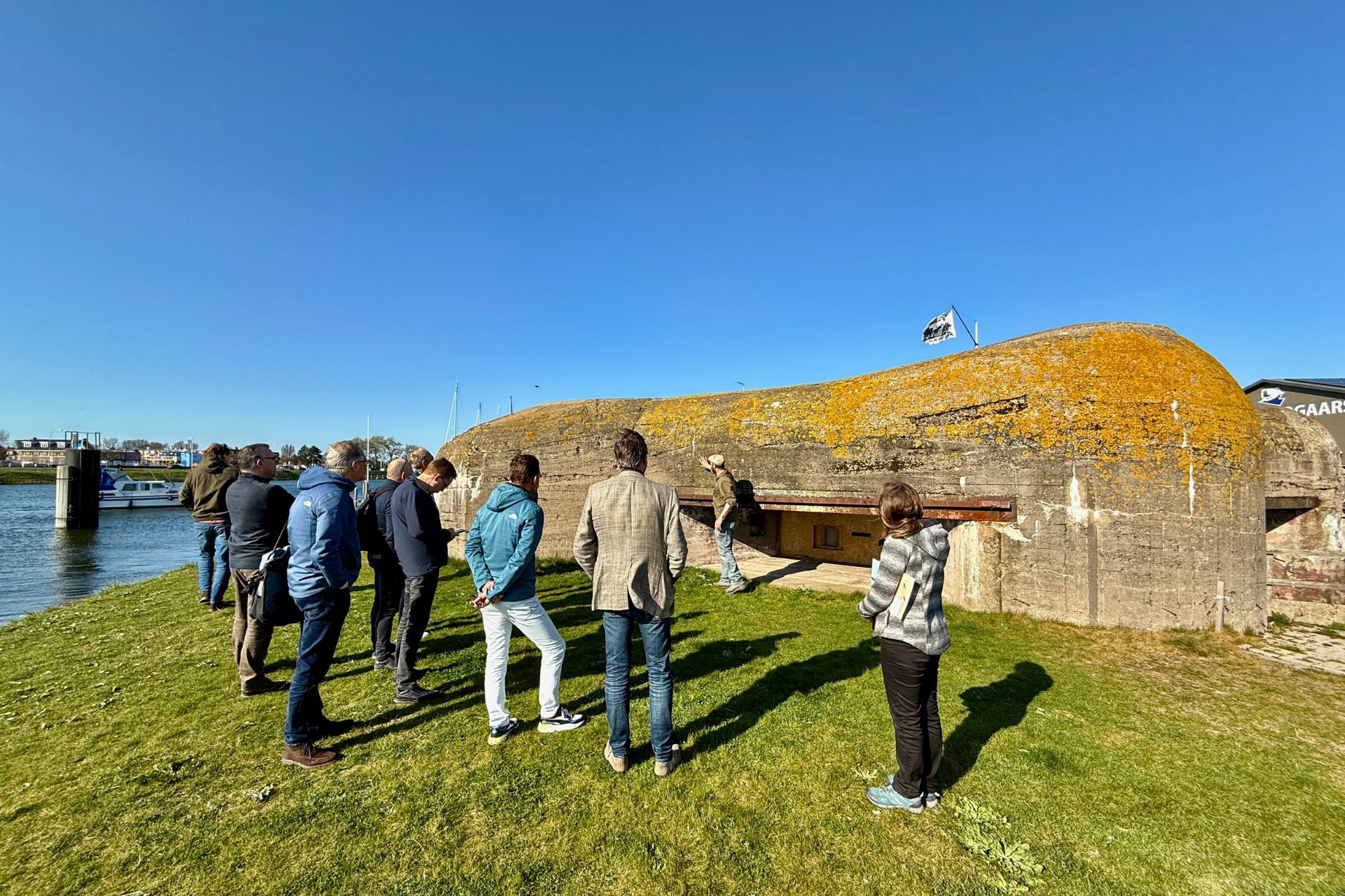 Excursie in groepen naar de bunker.