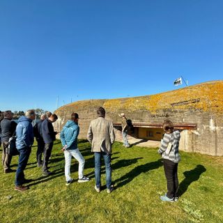 Excursie in groepen naar de bunker.
