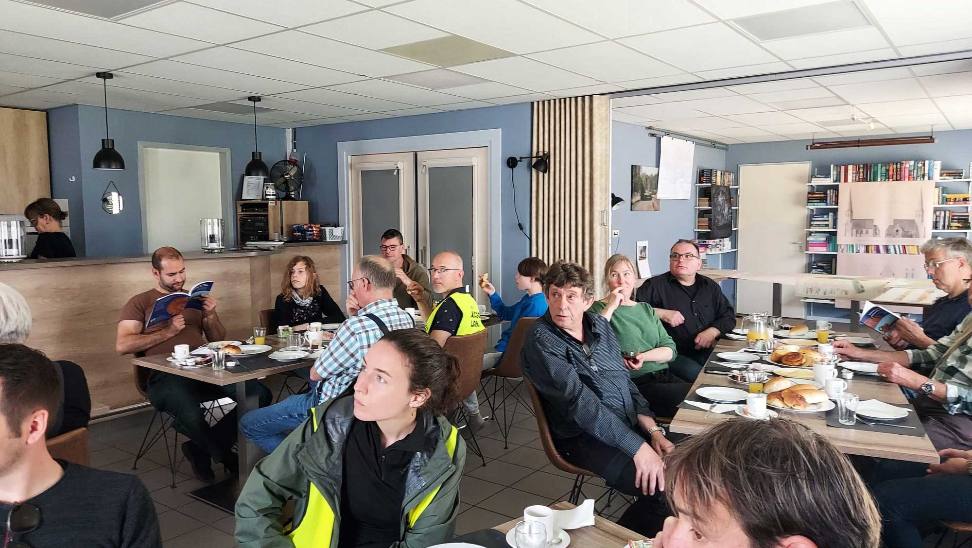 Samen lunchen en luisteren naar een gastspreker in dorpscentrum 'De Schuur'. 