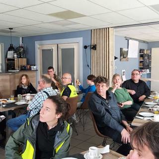 Samen lunchen en luisteren naar een gastspreker in dorpscentrum