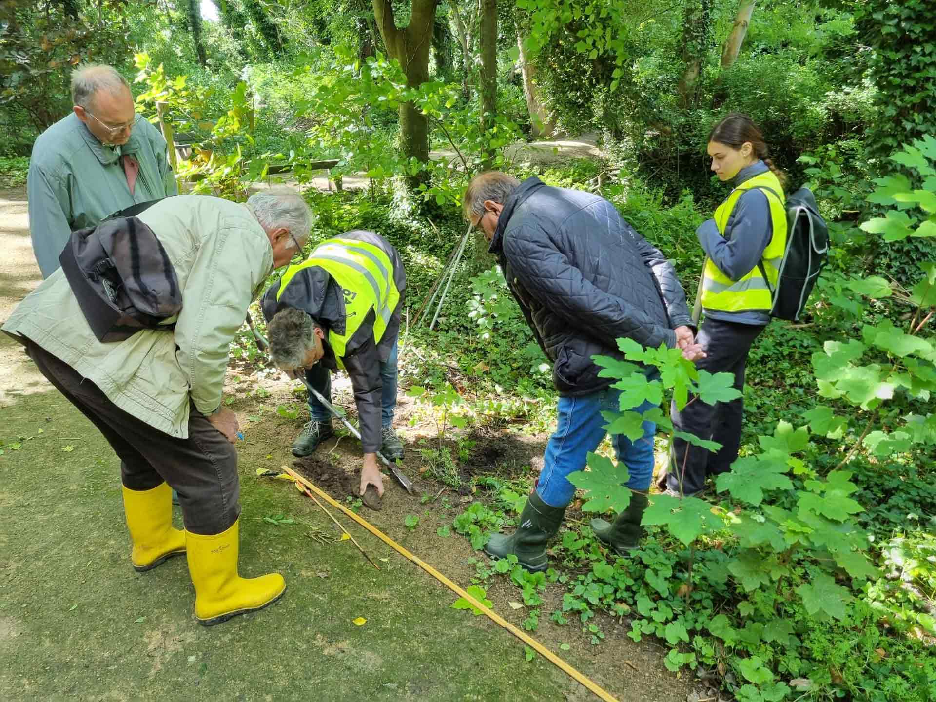 De opgeboorde grond wordt onderzocht op archeologische resten.