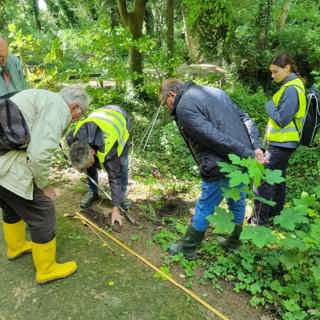 De opgeboorde grond wordt onderzocht op archeologische resten.