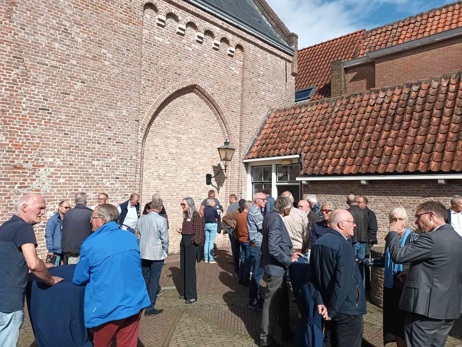 Tijdens de inloop konden de deelnemers met elkaar kennismaken en bijpraten.