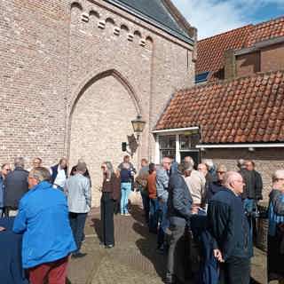 Tijdens de inloop konden de deelnemers met elkaar kennismaken en bijpraten.